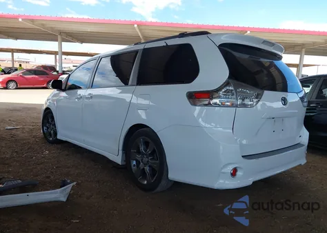 2016 Toyota Sienna Se Premium 8 Passenger z USA, uszkodzony, nr VIN 5TDXK3DC6GS741047